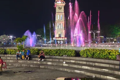 Jam gadang pada malam hari.cantik nye.