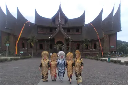 Istana pagaruyung beserta anak daro yang cantik.