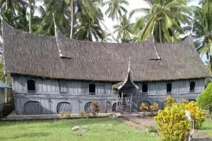 Rumah adat suku kampai yang berisia sekitar 400 tahun.